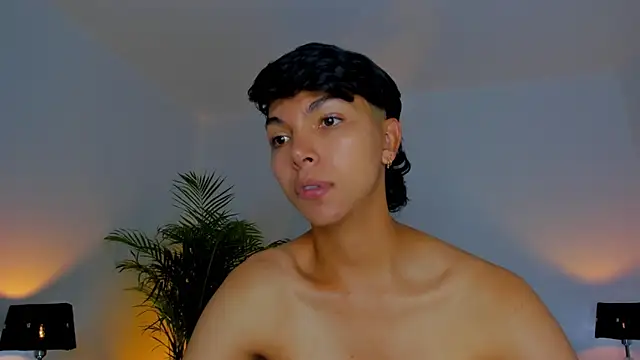 xhenisa  online show from 09/23/25, 09:18