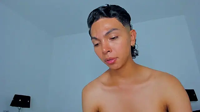 xhenisa  online show from 04/06/26, 08:32