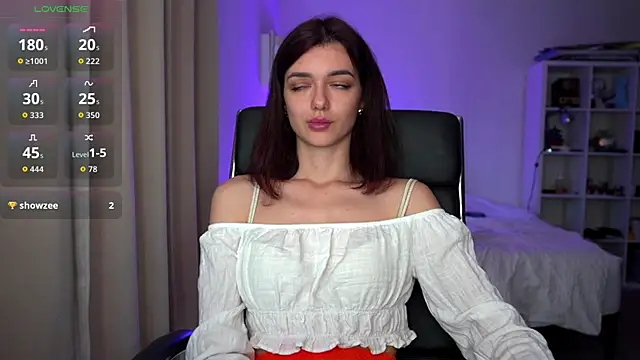 Snapshot of olivia_jeas chatting on 10/17/25, 09:17 olivia jeas online show from 10/17/25, 09:17