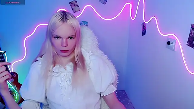 Emily Nyaffee online show from 10/28/25, 09:28