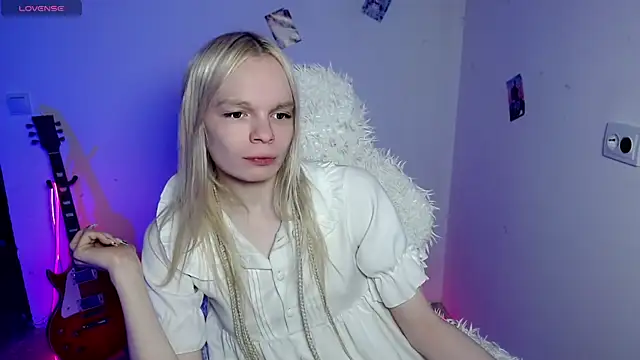 Snapshot of Emily_Nyaffee chatting on 01/17/26, 01:16 Emily Nyaffee online show from 01/17/26, 01:16