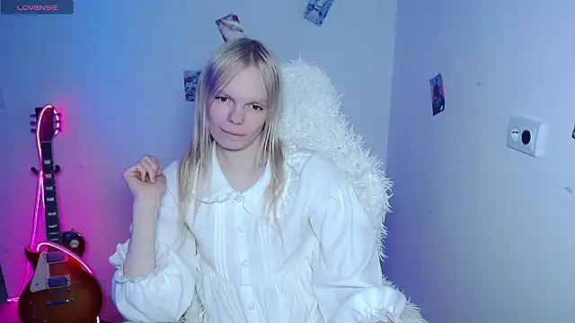 Snapshot of Emily_Nyaffee chatting on 02/14/26, 04:15 Emily Nyaffee online show from 02/14/26, 04:15
