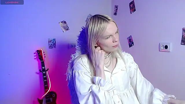 Snapshot of Emily_Nyaffee chatting on 03/18/26, 12:36 Emily Nyaffee online show from 03/18/26, 12:36