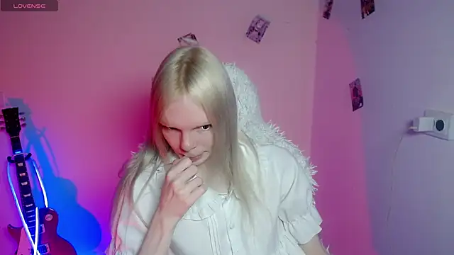 Snapshot of Emily_Nyaffee chatting on 04/04/26, 04:26 Emily Nyaffee online show from 04/04/26, 04:26