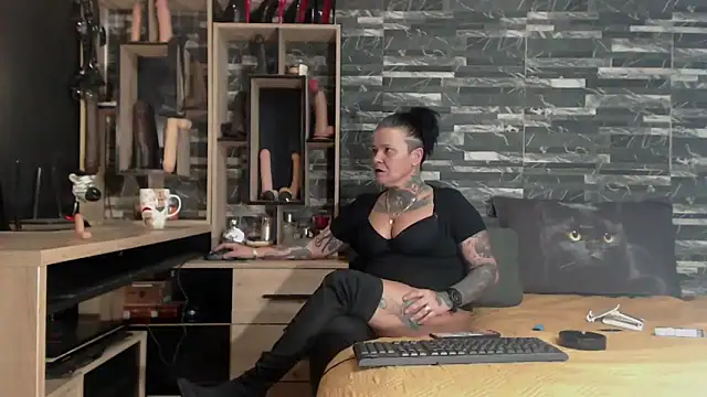 Snapshot of Mistress_Miry chatting on 01/29/25, 01:05 Mistress Miry online show from 01/29/25, 01:05