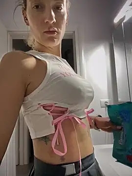 Snapshot of Ella_Charm chatting on 10/14/25, 03:46 Ella Charm online show from 10/14/25, 03:46