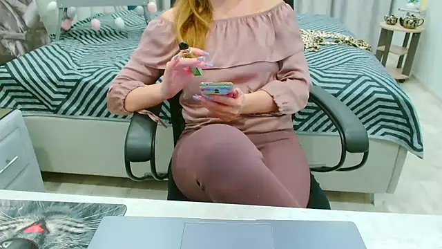 EveLove33 online show from 04/05/26, 04:37