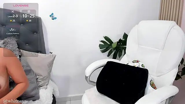 Snapshot of cutewhitneyr chatting on 04/20/26, 02:20 cutewhitneyr online show from 04/20/26, 02:20