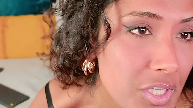 ShanialaFrancaise online show from 04/08/26, 11:54