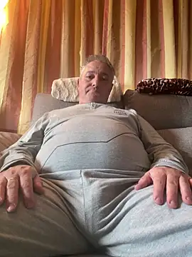 Snapshot of Russirayu chatting on 03/20/25, 05:36 Russirayu online show from 03/20/25, 05:36