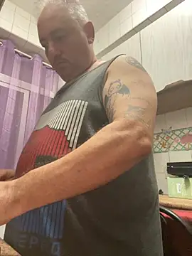 Snapshot of Russirayu chatting on 10/14/25, 06:20 Russirayu online show from 10/14/25, 06:20