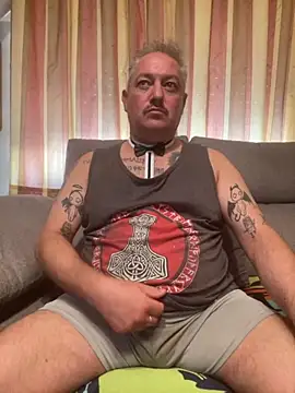 Snapshot of Russirayu chatting on 10/27/25, 04:00 Russirayu online show from 10/27/25, 04:00