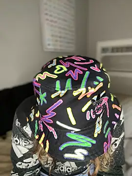 4kUsh2Fashion0 online show from 02/04/25, 09:10