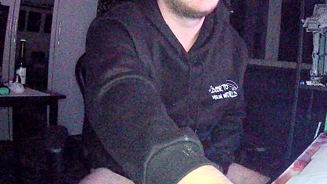 Snapshot of Longcock3345 chatting on 10/21/25, 05:24 Longcock3345 online show from 10/21/25, 05:24