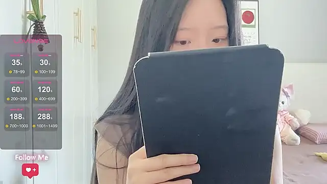 Snapshot of rose-u chatting on 05/01/26, 01:32 rose-u online show from 05/01/26, 01:32