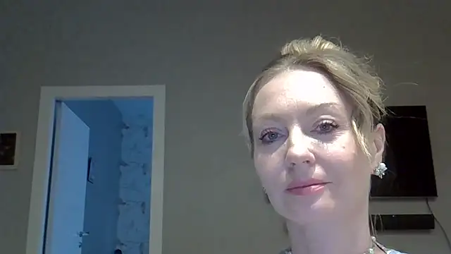 Snapshot of ZarinaSwift chatting on 04/26/26, 08:01 ZarinaSwift online show from 04/26/26, 08:01