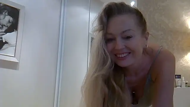 Snapshot of ZarinaSwift chatting on 06/19/26, 06:29 ZarinaSwift online show from 06/19/26, 06:29
