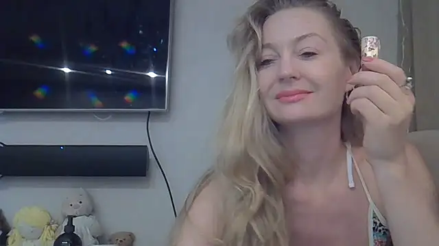 Snapshot of ZarinaSwift chatting on 06/27/26, 12:22 ZarinaSwift online show from 06/27/26, 12:22