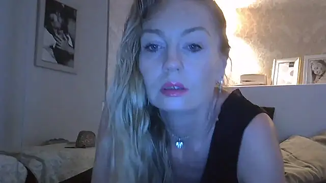 Snapshot of ZarinaSwift chatting on 06/28/26, 10:54 ZarinaSwift online show from 06/28/26, 10:54