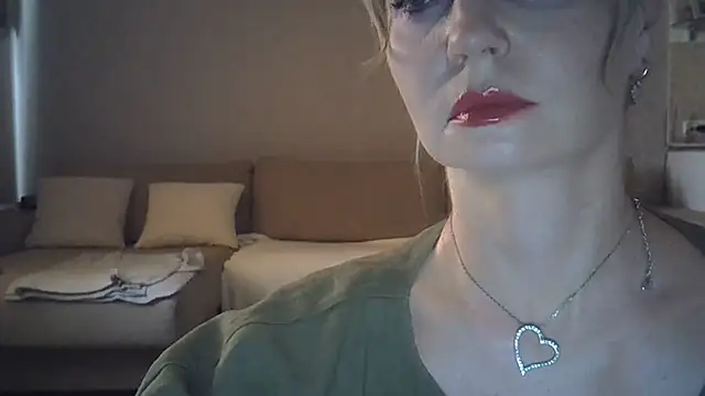 Snapshot of ZarinaSwift chatting on 07/31/26, 12:04 ZarinaSwift online show from 07/31/26, 12:04