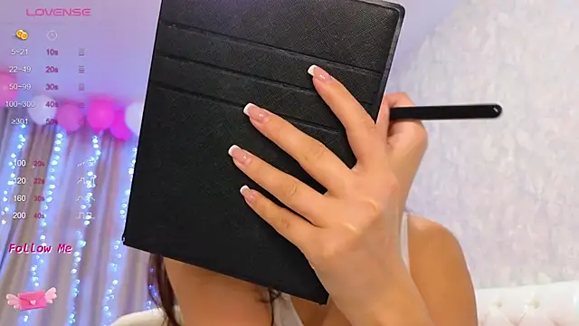 LaraSkinny online show from 12/18/24, 03:04