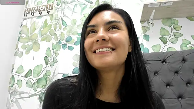 atilanadiaz7 online show from 10/28/25, 05:04