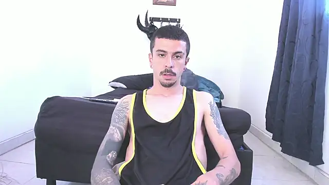 Snapshot of Aaron_BigDickxxx chatting on 05/24/26, 03:50 Aaron BigDickxxx online show from 05/24/26, 03:50