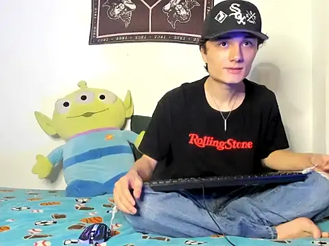 Snapshot of eeaa01 chatting on 11/25/25, 04:40 eeaa01 online show from 11/25/25, 04:40