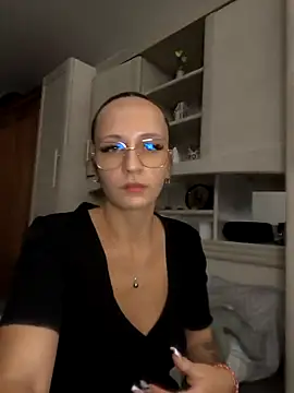 Snapshot of emma4xxx chatting on 09/23/25, 07:39 emma4xxx online show from 09/23/25, 07:39