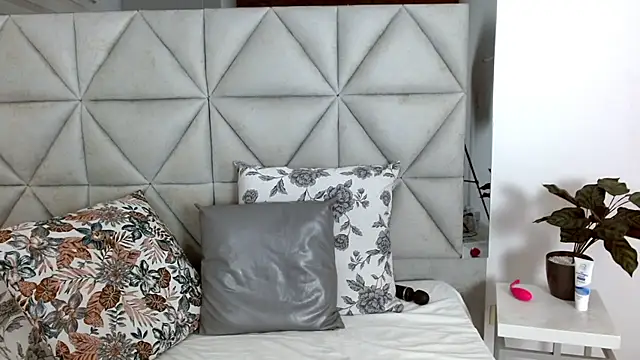 nina pons online show from 12/11/24, 02:30