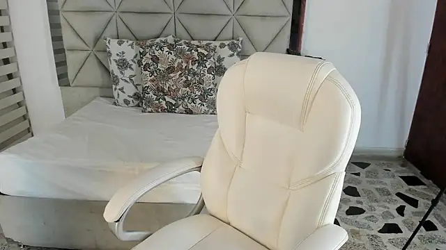 nina pons online show from 09/15/25, 11:16