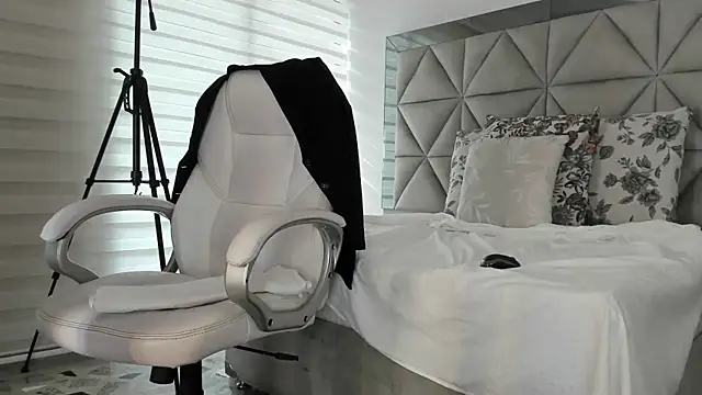 nina pons online show from 10/31/25, 09:27