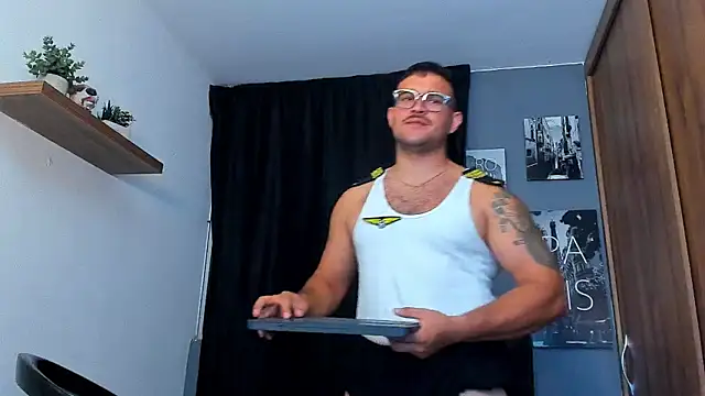 Snapshot of AndrewDiaz chatting on 06/29/26, 07:03 AndrewDiaz online show from 06/29/26, 07:03