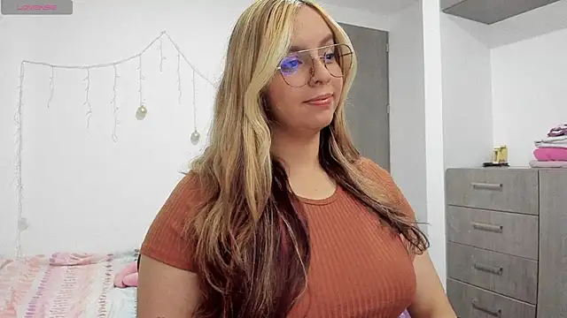 Valery7rose  online show from 03/18/25, 10:37