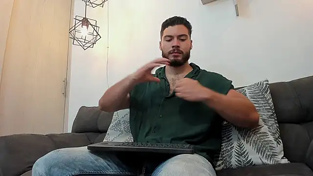 Snapshot of SebastianVilla_ chatting on 12/28/24, 11:48 SebastianVilla online show from 12/28/24, 11:48