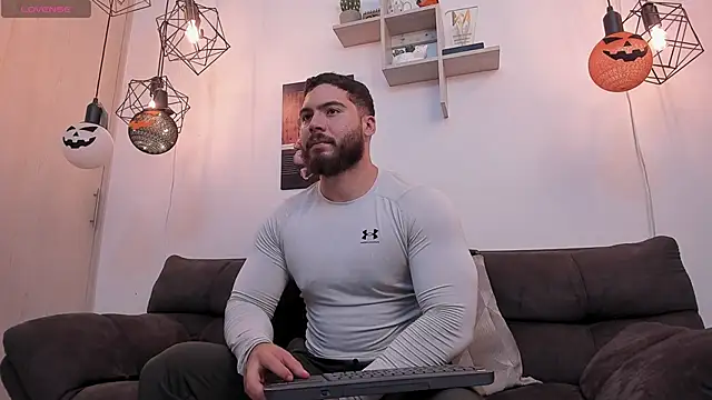 Snapshot of SebastianVilla_ chatting on 10/04/25, 10:30 SebastianVilla online show from 10/04/25, 10:30