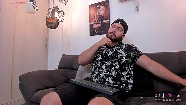 Snapshot of SebastianVilla_ chatting on 10/08/25, 10:40 SebastianVilla online show from 10/08/25, 10:40