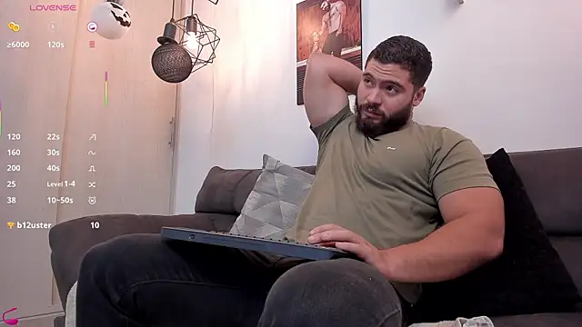Snapshot of SebastianVilla_ chatting on 10/11/25, 09:13 SebastianVilla online show from 10/11/25, 09:13