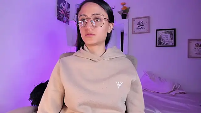  Caroliinee  online show from 02/19/25, 08:20