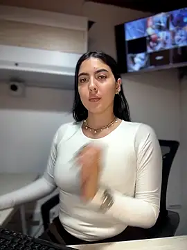 Snapshot of MarianaBenz chatting on 05/17/26, 12:30 MarianaBenz online show from 05/17/26, 12:30