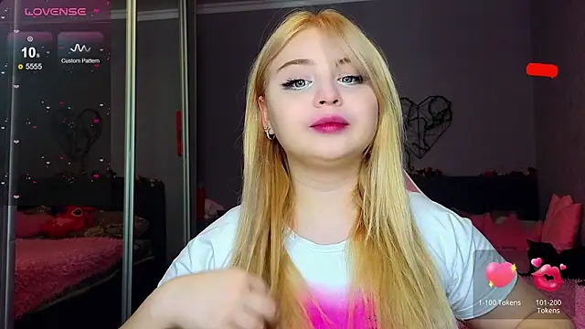 Snapshot of shy_blondiee chatting on 02/14/25, 11:31 shy blondiee online show from 02/14/25, 11:31