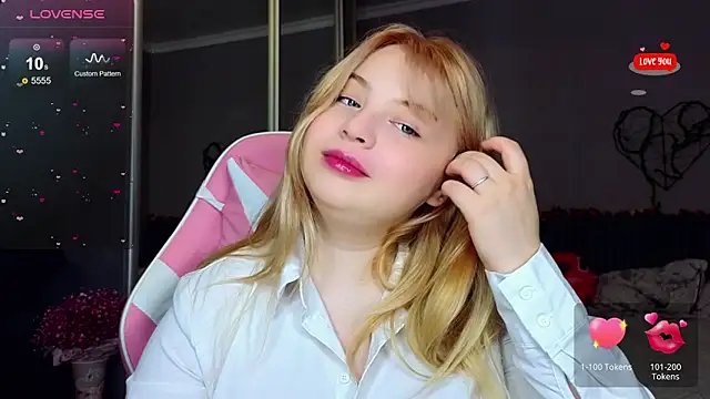 Snapshot of shy_blondiee chatting on 02/20/25, 12:08 shy blondiee online show from 02/20/25, 12:08