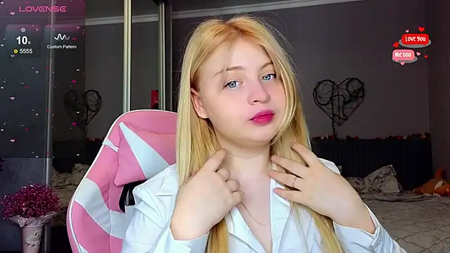 Snapshot of shy_blondiee chatting on 02/22/25, 04:18 shy blondiee online show from 02/22/25, 04:18