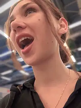 QuitieLia online show from 09/21/25, 09:11