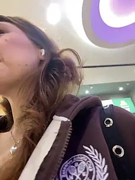 QuitieLia online show from 03/18/26, 01:25