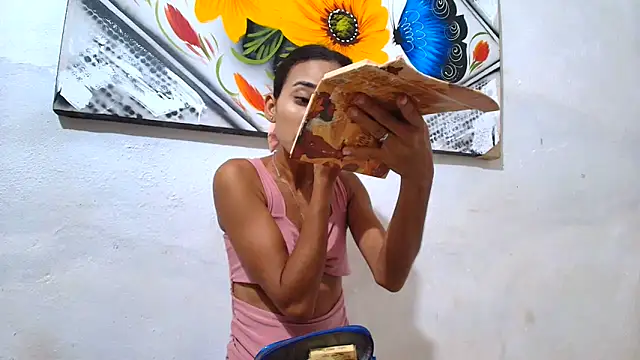 Snapshot of luciana_daza chatting on 10/07/25, 10:40 luciana daza online show from 10/07/25, 10:40