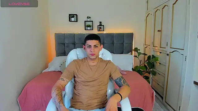 Snapshot of Alex_cute77 chatting on 01/16/25, 12:09 Alex cute77 online show from 01/16/25, 12:09