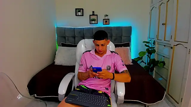 Snapshot of Alex_cute77 chatting on 01/23/25, 12:09 Alex cute77 online show from 01/23/25, 12:09