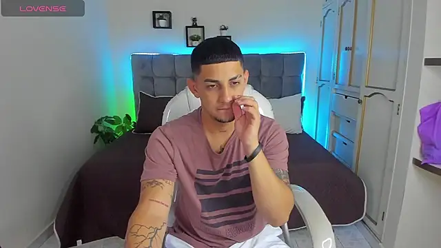 Snapshot of Alex_cute77 chatting on 02/12/25, 12:12 Alex cute77 online show from 02/12/25, 12:12