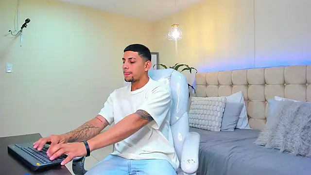 Snapshot of Alex_cute77 chatting on 02/15/25, 12:22 Alex cute77 online show from 02/15/25, 12:22